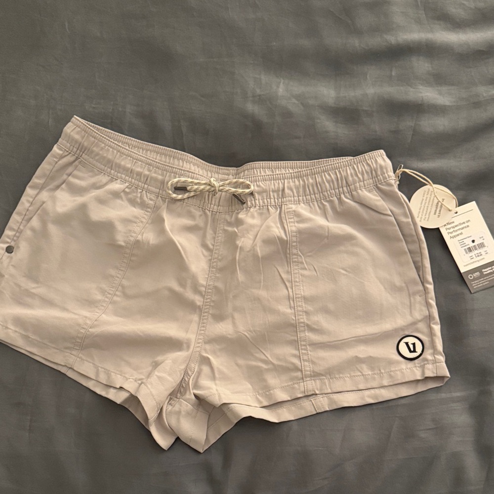 Vuori sunwashed Short in the color suede size M NWT - Picture 3 of 6